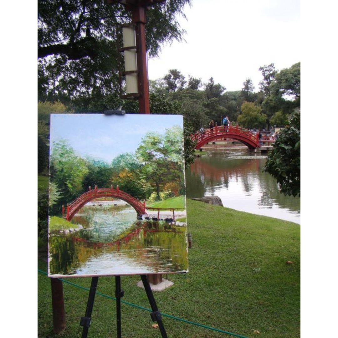 Reflejo de un puente rojo