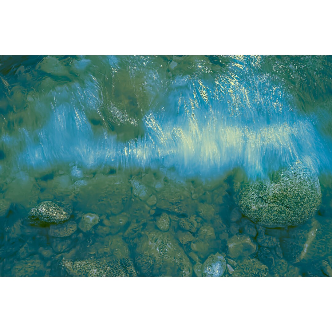 El movimiento en traslucidos de mar y piedras El movimiento en traslucidos de mar y piedras